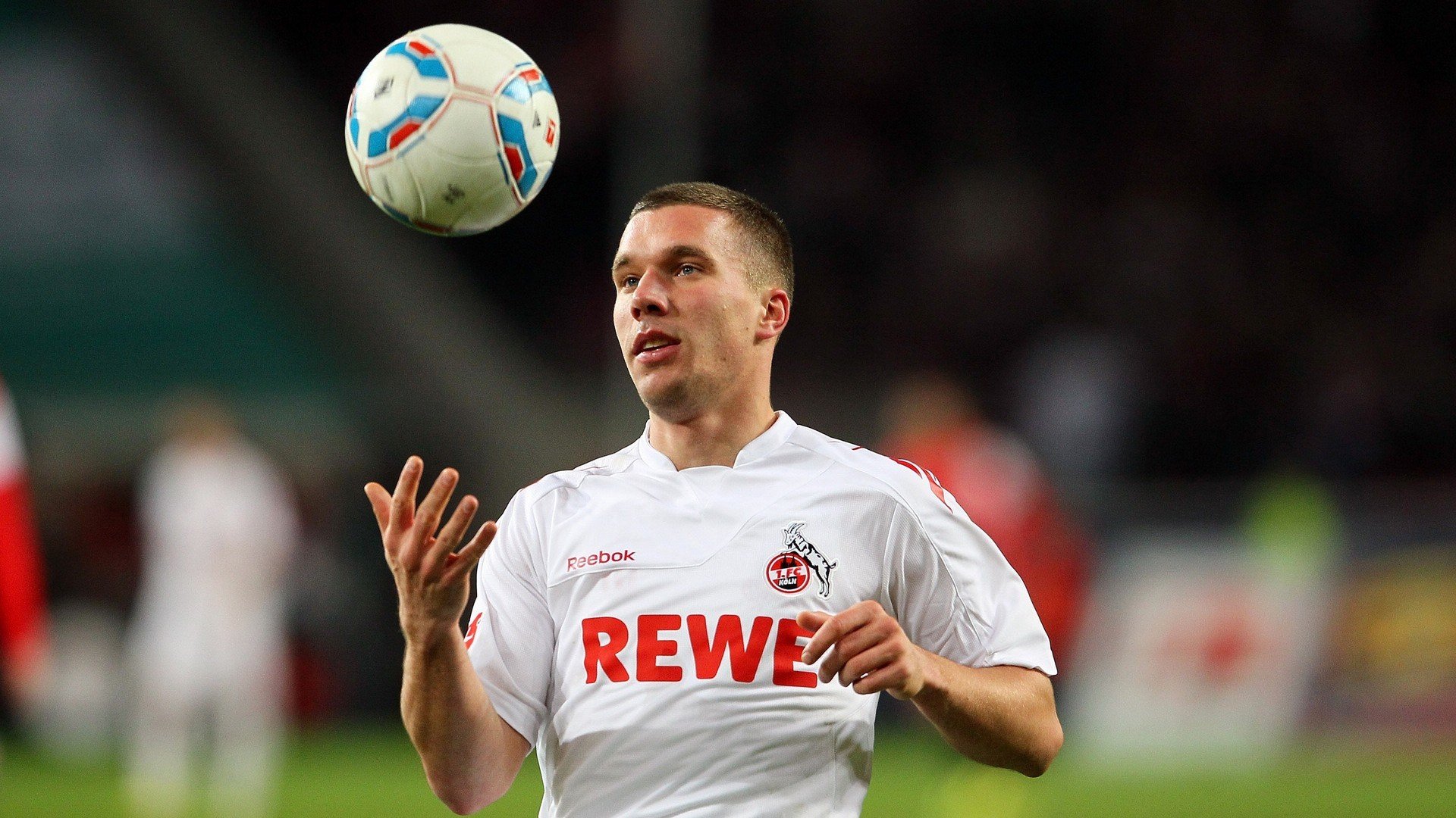 恩波利门将神勇表现力保球门不失，恩波利主场球衣